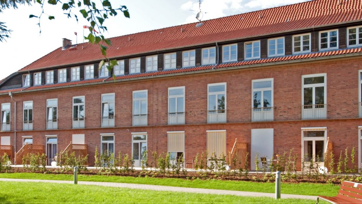 Gebäude der Asklepios Rehaklinik Bad Oldesloe für neurologische Patient:innen